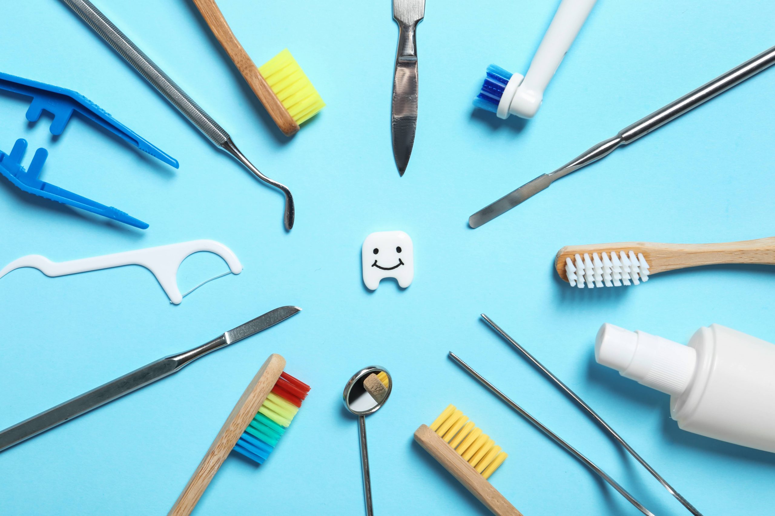verschiedene Werkzeuge für die Zahnpflege