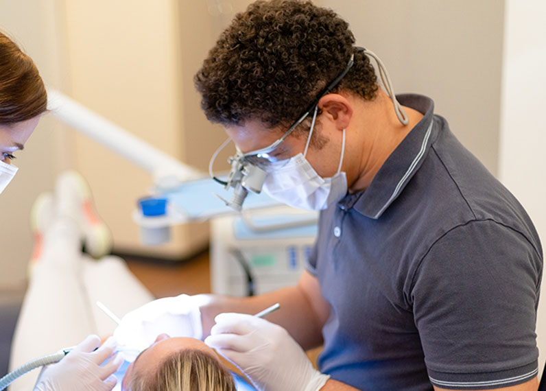 Zahnarzt Celestino während Behandlung